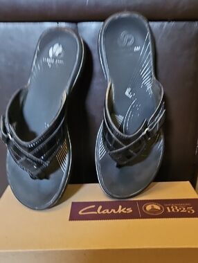 Clarks Size 5 Women’s Black Flip Flops